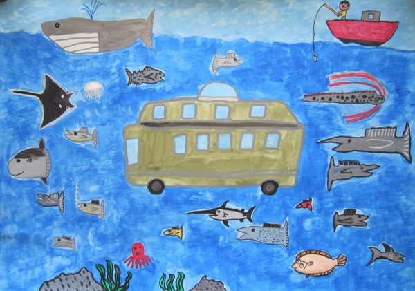 写真：沢山の魚が泳いでいる海の中をバスが走っている