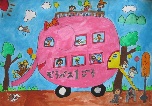 写真：ピンク色の像をしたバスで、運転手が目の部分に座っている