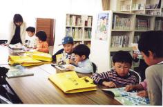 写真：図書館を利用する子どもたち
