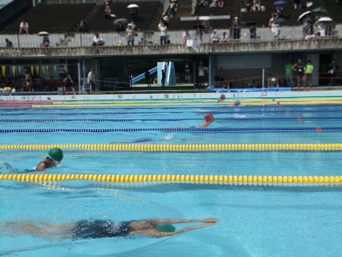 写真：記録会　平泳ぎの様子