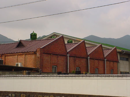 写真：鋸屋根工場の外観