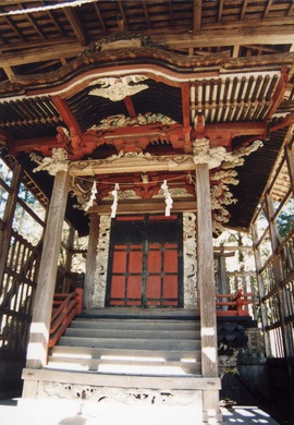 写真：立派な造りの本殿の入り口