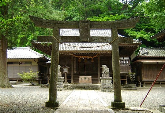 写真：入り口に立つと石造りの鳥居の奥に社殿が見える