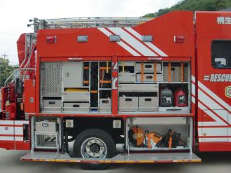 写真：救助工作車の右側面の装備品の様子