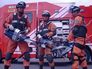 写真：油圧救助器具を使用する様子