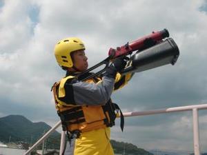 写真：救命索発射装置発射した救助ロープを確認する様子