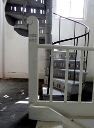 写真:4階から屋上へ至る螺旋階段