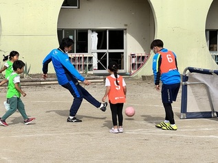 写真：サッカーをする園児