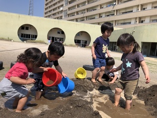 写真：砂遊びをしている園児