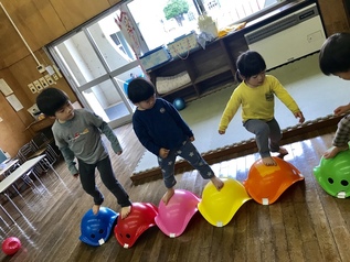 写真：室内の運動遊具で遊ぶ園児