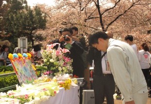 職員献花の写真