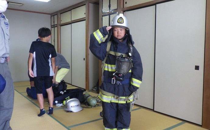 写真：防火衣と空気呼吸器の着装体験
