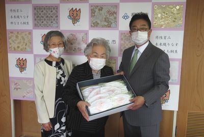 写真：日本赤十字社桐生市地区赤十字有功会女性部会様からの寄付の受け入れの様子