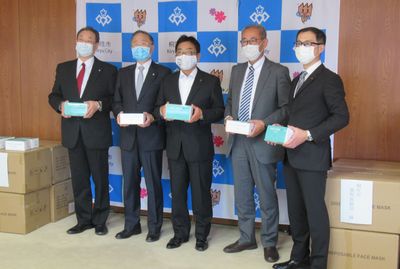 写真：医療関係団体へのサージカルマスク配付の様子
