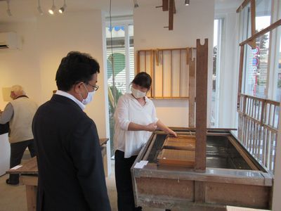 写真：群馬県ふるさと伝統工芸士・橘三紀様による「桐生和紙の仕事展」訪問の様子1