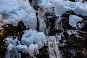 利平茶屋の山崖の滝の雪解け水の写真