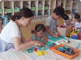 写真：親子で粘土遊び