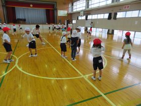 写真：小学1年生と幼稚園児との交流