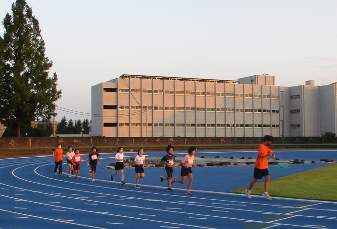 写真：小学生ナイター陸上競技教室の様子1