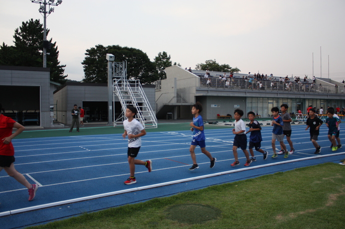 写真：小学生ナイター陸上競技教室の様子1