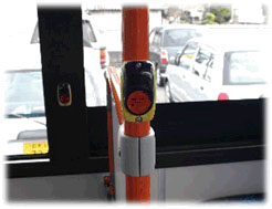 写真：バス車内の手すりに設置された降車ボタン