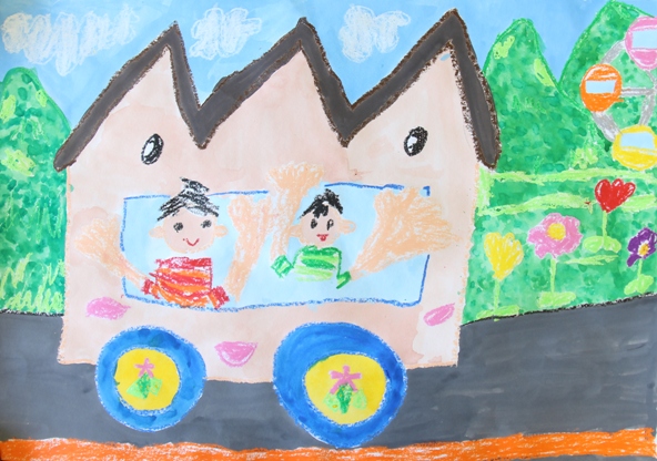 写真：キノピーの顔が窓になっているバスから男の子と女の子が手を振っている