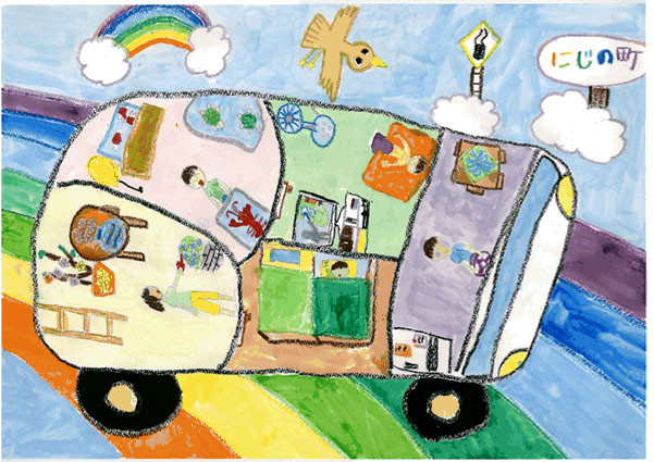 写真：寝室やキッチンを備えたバスが虹の上を走っている