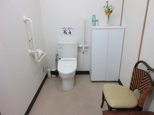 写真：身障者兼用トイレ（赤ちゃんの駅）