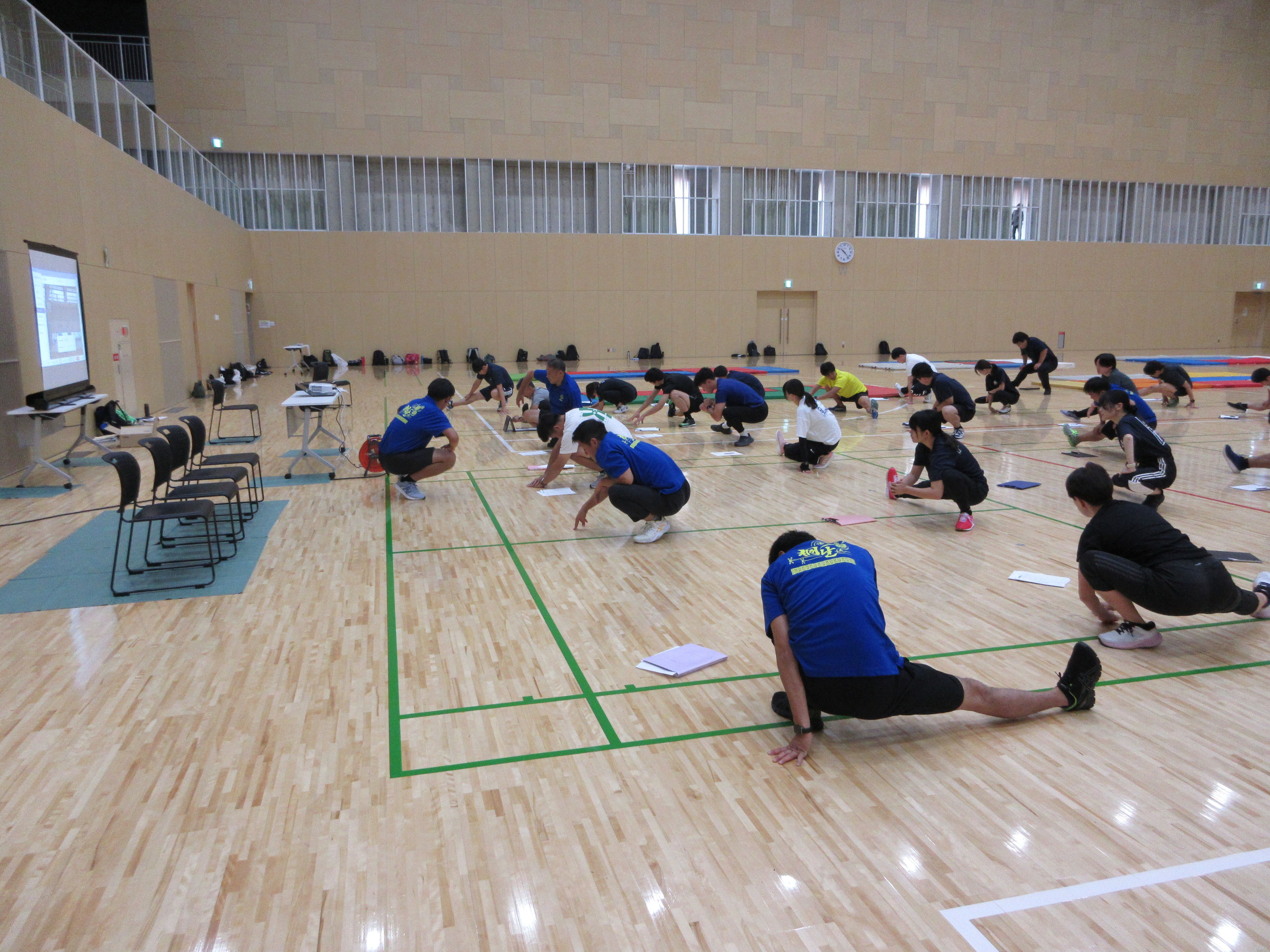 写真：準備運動をする様子