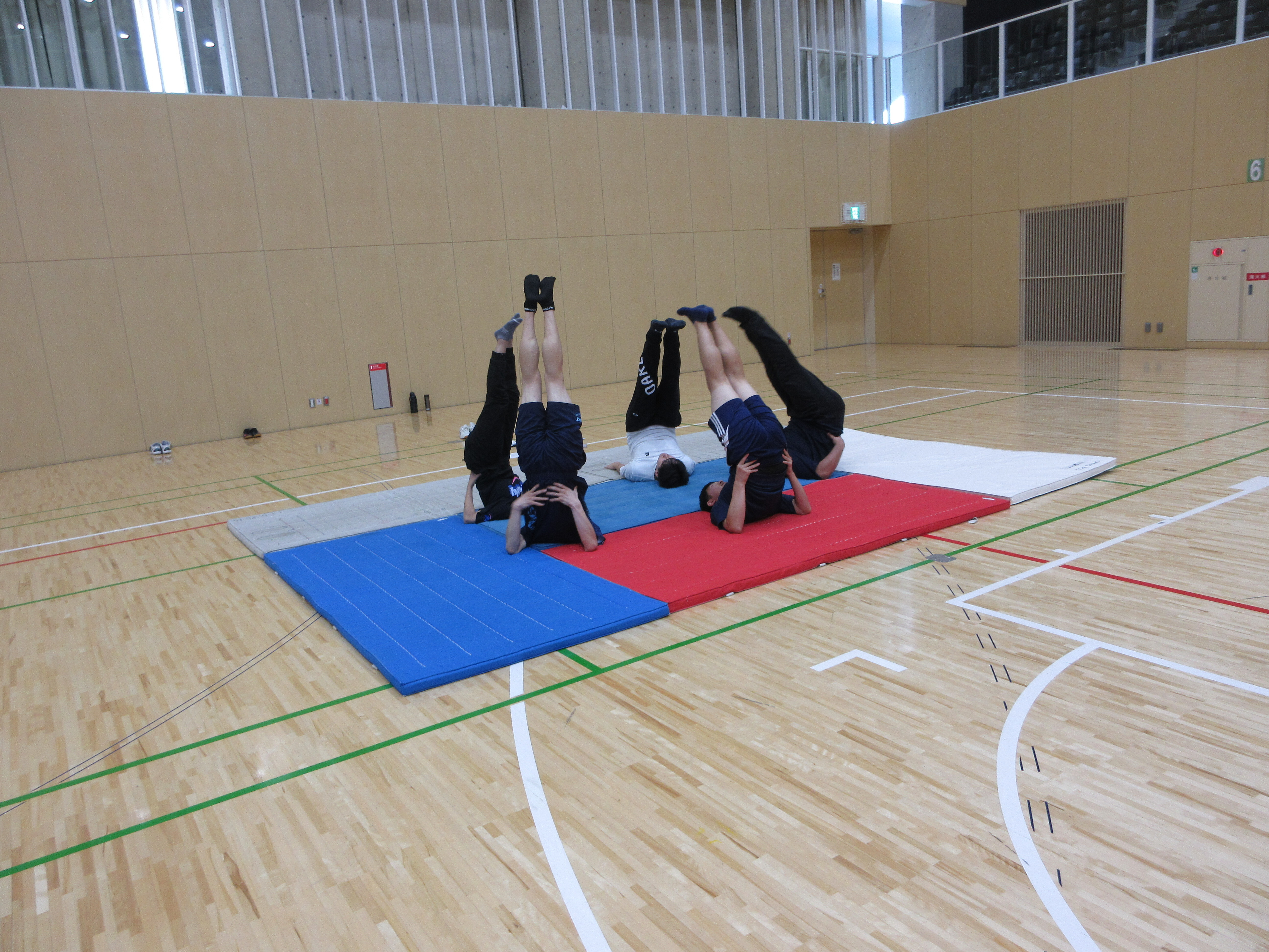 写真：首倒立をしている様子