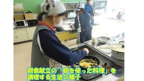写真：朝食献立の「卵を使った料理」を調理する生徒の様子