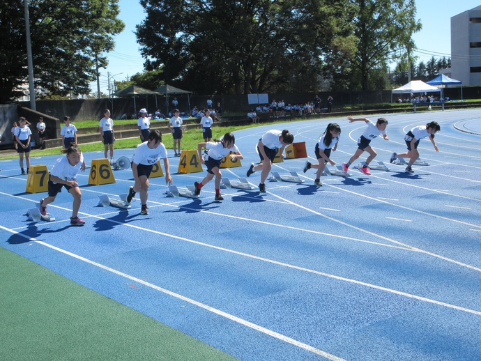 写真：100メートル走女子のスタートダッシュの様子