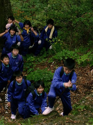 写真：くさり場を登る子供たち