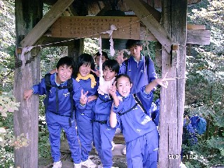 写真：神社でピースする子供たち