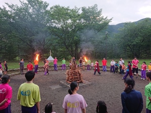 写真：キャンプファイヤーにて儀式を始めるKLC