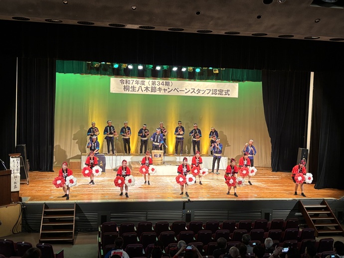 写真：キャンペーンスタッフによる八木節踊り