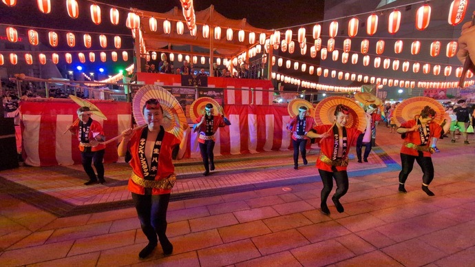写真:ひたち盆FIRE 八木節キャンペーンスタッフが傘を持って踊る様子