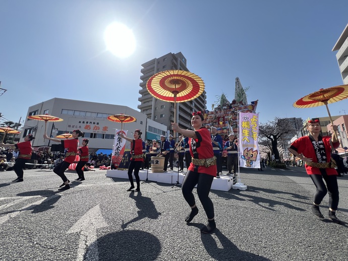 写真：キャンペーンスタッフによる八木節踊り