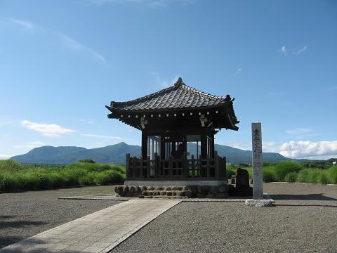 写真：赤城山を背景に、砂利が敷かれ整備された敷地に塔が立っている