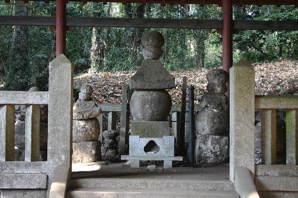 写真：善昌寺の義貞首塚塔