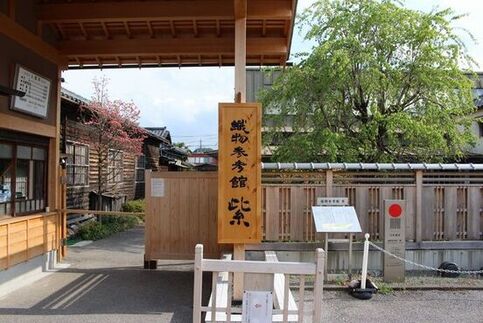 写真：織物参考館　”紫”は木造で瓦葺の古風な建物