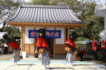 写真:神社前での獅子舞の様子