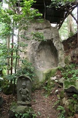 写真：磨崖仏の手前にも小さな仏像が見られる