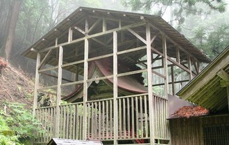 写真：本殿には雨風から保護するための屋根が設置されている
