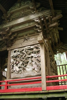 写真：本殿内部の精巧な彫刻　横から2