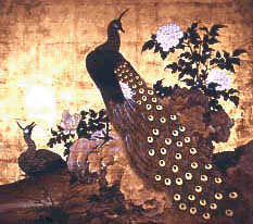 写真：金色の背景に孔雀と牡丹が描かれている