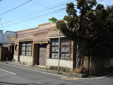 写真：旧松岡商店事務所の外観