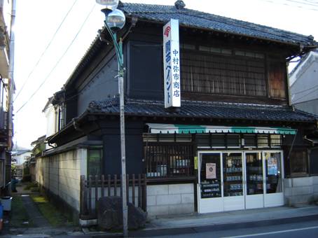 写真：木造二階建ての中村弥市商店