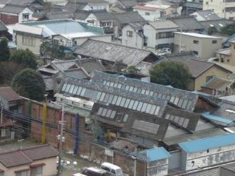 写真：上空からは明り取りのために沢山窓のついたノコギリ屋根が見える