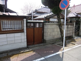 写真:外壁と玄関